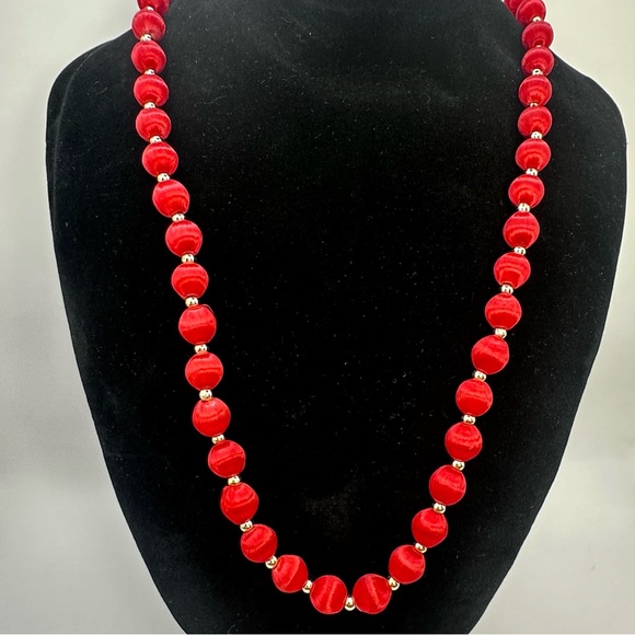 Vintage 50s Coral Red Silk Thread Beaded Necklace Gold Tone Jewelry 15" - Picture 3 of 3